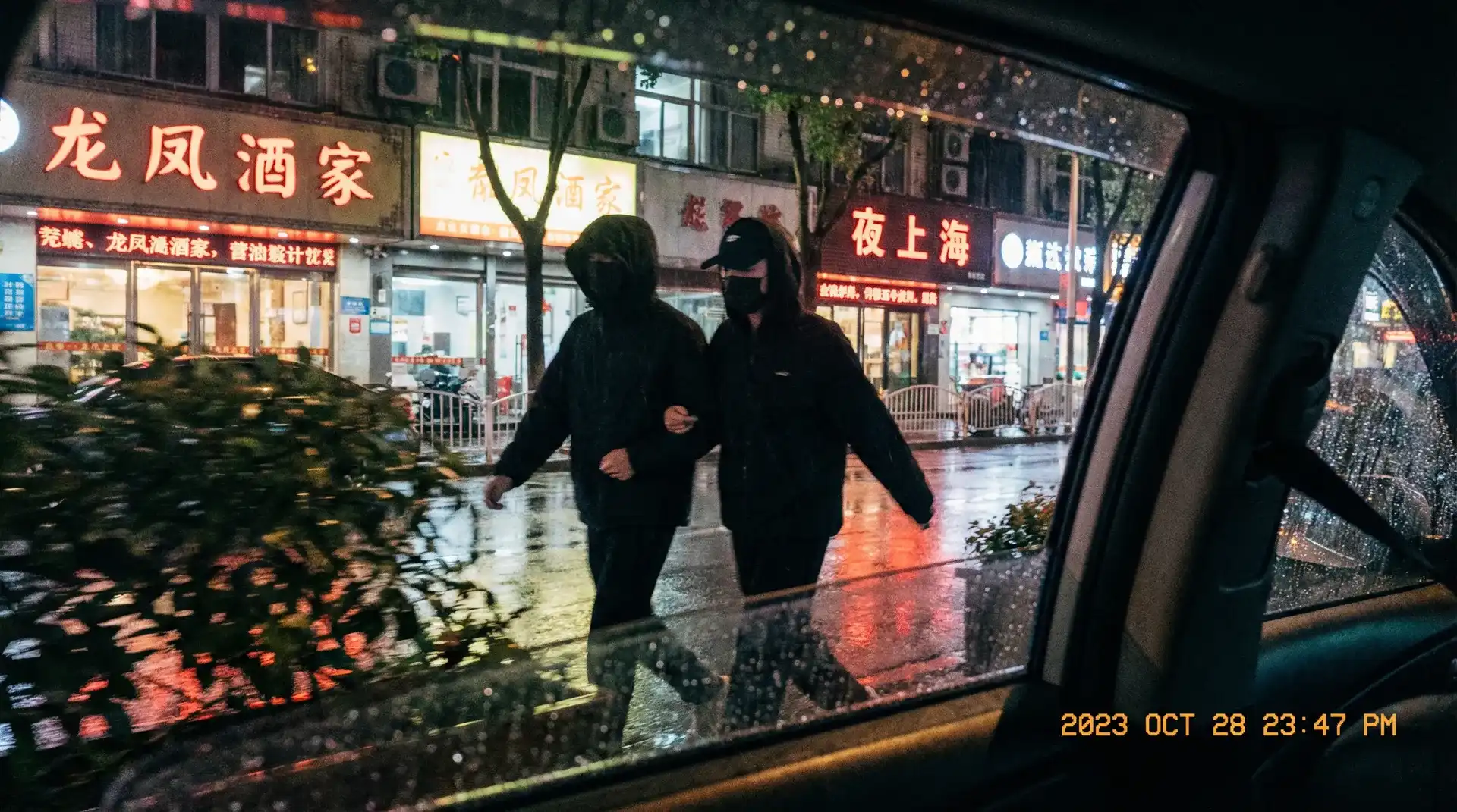 必发集团平台 - 顶流明星深夜密会现场抓拍照片